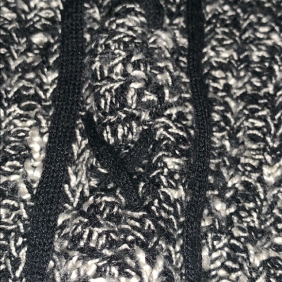 Black and white crop top - Picture 2 of 4